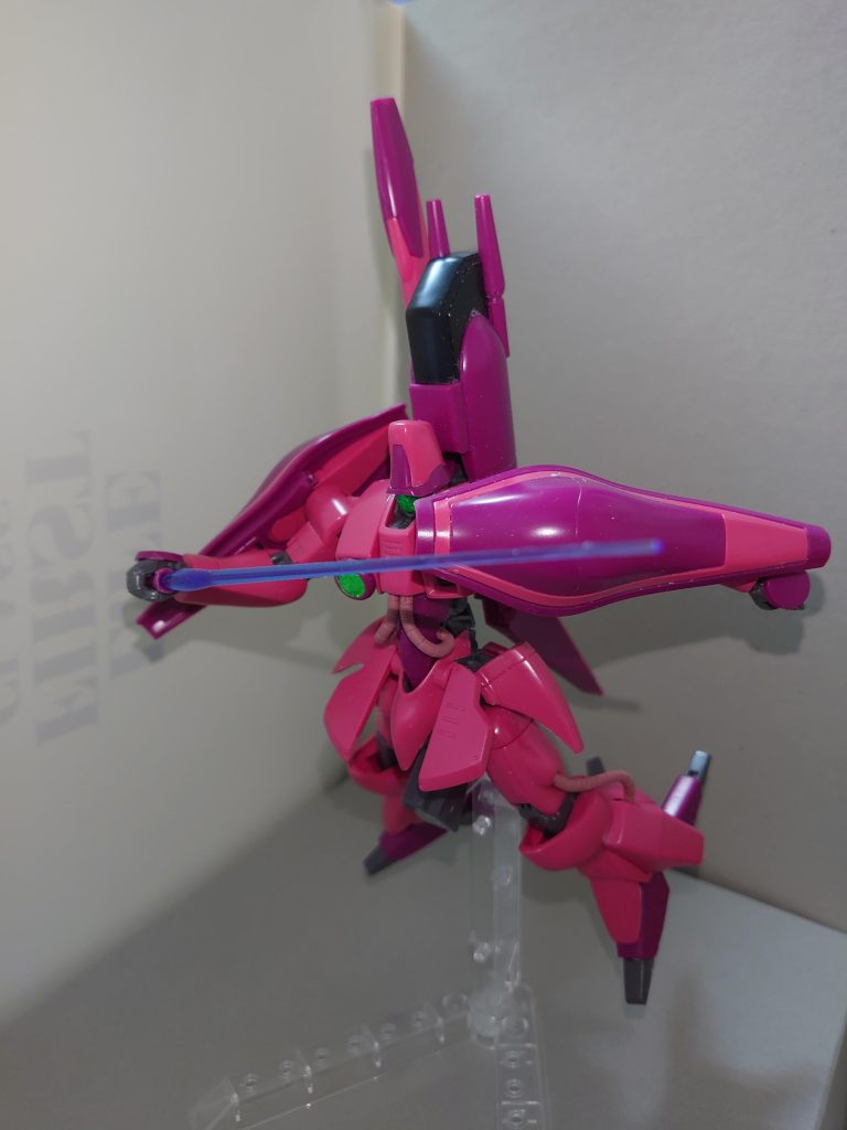 基本的には素組みなのですが、ビームサーベルのサーベル刃はルブリスソーンから流用しました。ナックルバスターは本体との接続部を切除し、ビルダーズパーツで使わなかったフォアグリップの穴に、ランナーから切り取った棒を通して、ナックルバスターの内側に棒部分を接着。このナックルバスターの改造こそが、本キット制作で一番最初におこなった作業です。