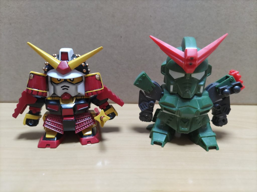 加工後の比較。　　　　　　　　　　　　　　　　　　　　　　　腕を詰めて、図らずも脚を開いたお陰でムシャガンダムに近いプロポーションに。でも、何かずんぐりしてる･･･　　　　　　　　　　　前後幅も詰めた方が良かったかな？