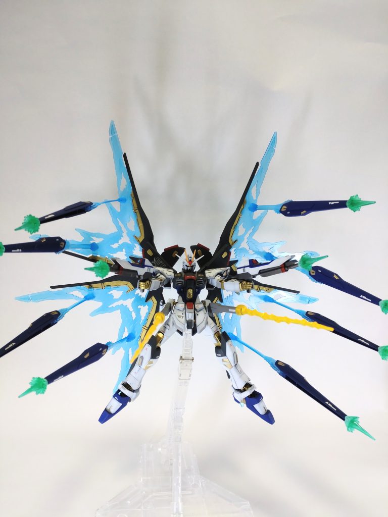 お約束のフルバースト。光の翼とドラグーンの接続パーツが重みで垂れ下がりますが、そこそこ迫力があります。一応クリアパーツは全てブラックライトで光ります。