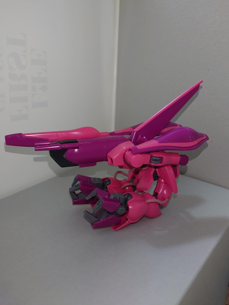 次は飛行形態。紛失防止の観点から、ハンドパーツは出したまま。