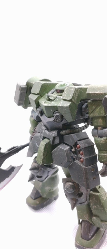 腕ザクマシンガンは趣味じゃないので外し、胸のトゲは趣味じゃないので外し、肩のミサイルは趣味じゃないので塞ぎました。