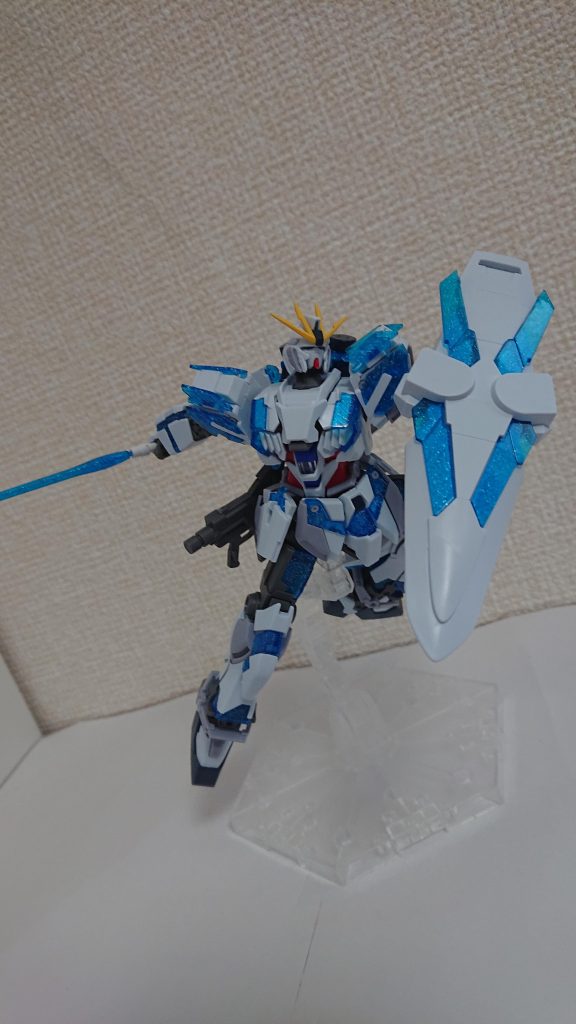 ビームサーベルのエフェクトまで限定カラーになってます！これは豪華！・・・ただしビームサーベルの軸が細くて二本とも仲良く折れました(´・ω・`)