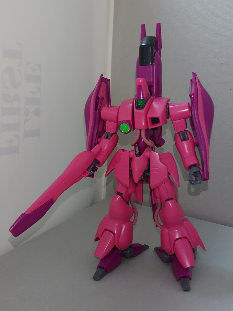 ナックルバスターを右手に持たせたところ。