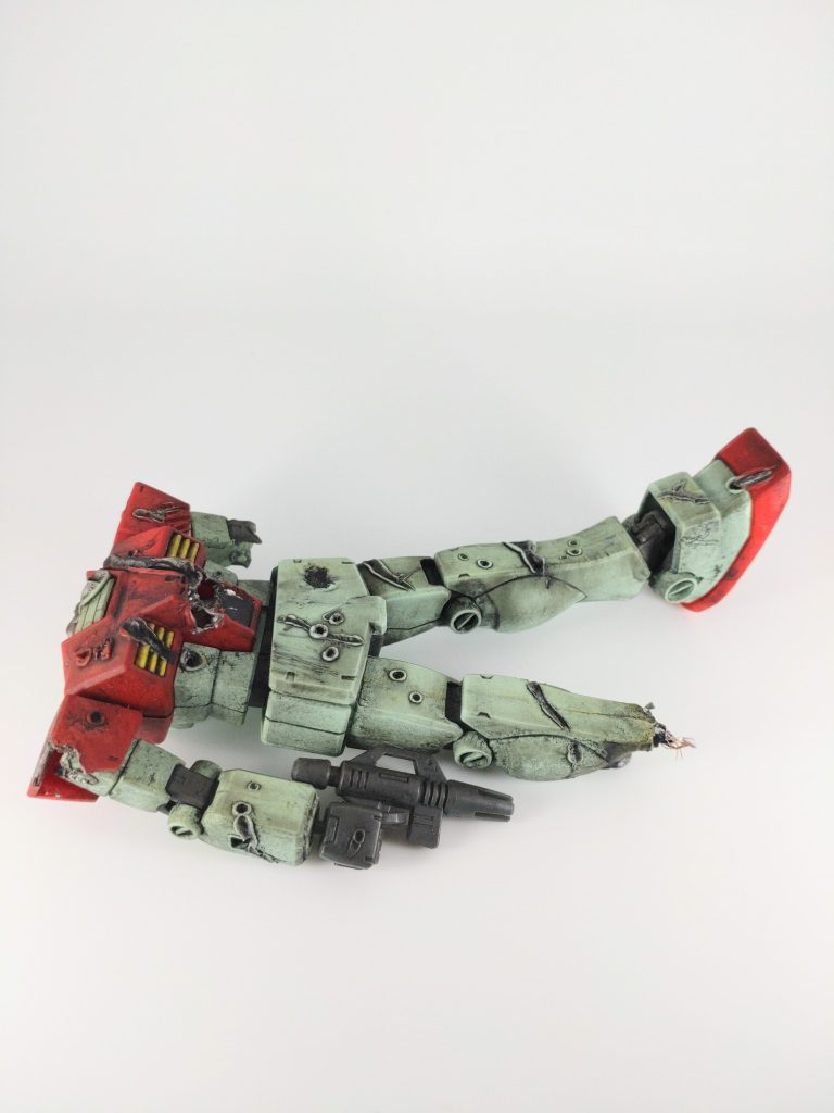 この記事で1番手を加えたのがこのスクラップジム。ハンダこてで傷をつけ、エナメルシルバーとウェザリングカラーで塗装。ハンダこてとウェザリングカラーの相性が非常に良いです。