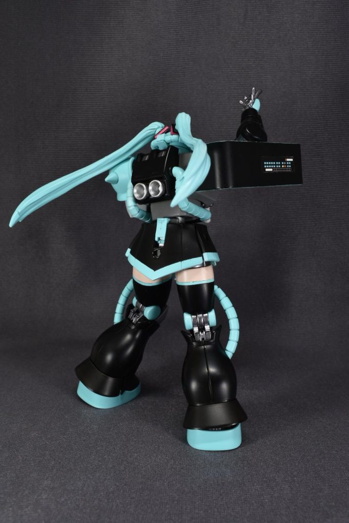 背面肩シールドにはシンセサイザーをイメージしたマーキングがあります。