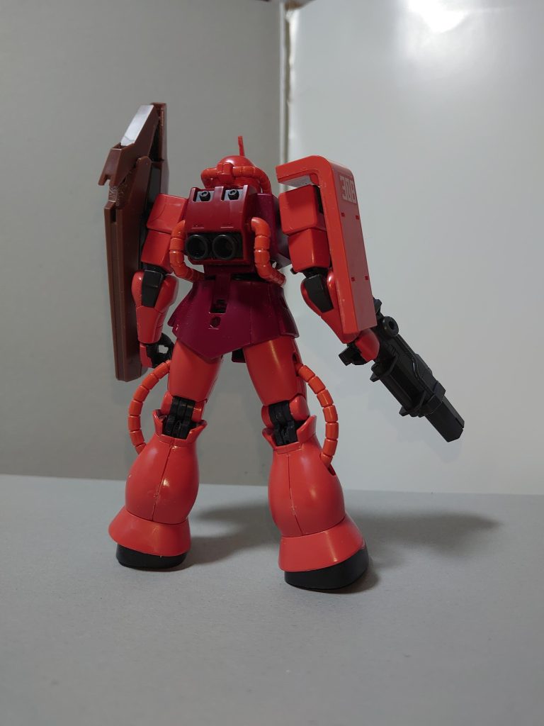 しかし「水星の魔女」の影響を強く受けたのか、左肩は本来のスパイクアーマーではなく、フェイズドアレイキャノン装備になっている。そればかりか、彩曰く「ジェネレータ出力も通常のザクIIの3倍」に設定したこともあり、本来のザクIIではジェネレータ出力の関係で装備できないはずのビーム兵器を、他にも2種類(ビームサーベル、ビームバズーカ)装備するなど、ガンプラだからこそ可能な武装選択が行われた。