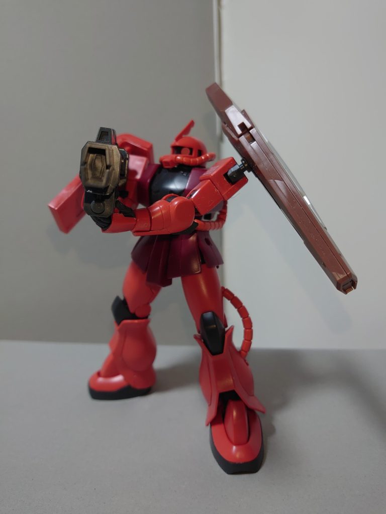 ビームバズーカシャア専用リックドムが使っていたと思われるものと比べてバレルが短いが、取り回しに優れる。