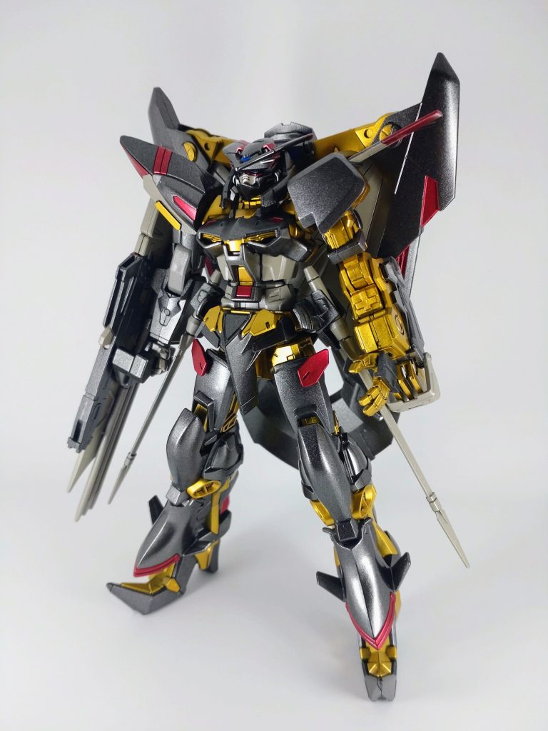 塗料はガイア　スターブライトゴールドガイア　スターブライトアイアンガイア　プライマリーメタリックレッドガイア　シャンパンゴールド+色々混ぜ物ガイア　蛍光レッドガイア　蛍光ブルー下地はガイアのサーフェイサーEVOガンメタ。カメラアイは蛍光ブルーで一応ブラックライトで光ります。