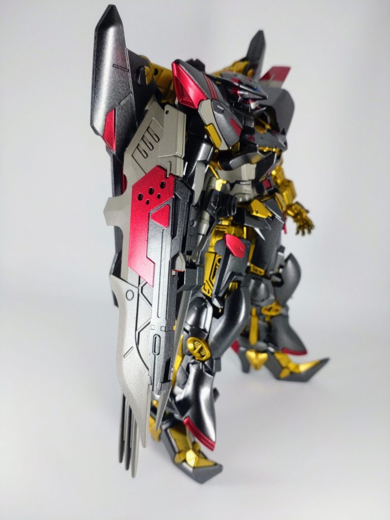 肩・トリケロス等は気合いのマスキングで完全に塗り分け。シールはカメラアイ部分だけくり抜いて貼ってます。かなり細かい部分のマスキングが多かったので多少器用になったような気がします。