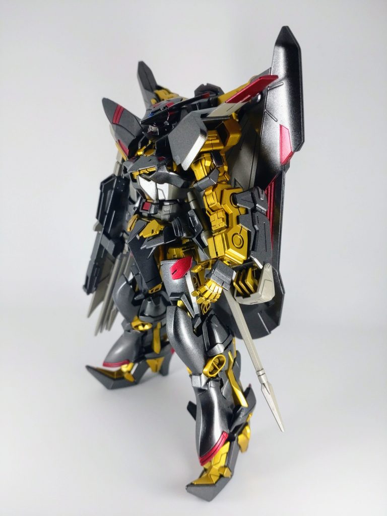 今回はメタルビルド感を出したくて全てメタリック+光沢でコートしました。兎に角テカテカしてます。最初サーフェイサーガンメタで塗り潰した際、黒い部分はこのまんまでもいっかな？とも思いましたが、やはりスターブライトアイアンのキラキラには敵いませんでした。いつもフレームに使ってる色だけに、メインカラーとして吹いてて楽しかったです。