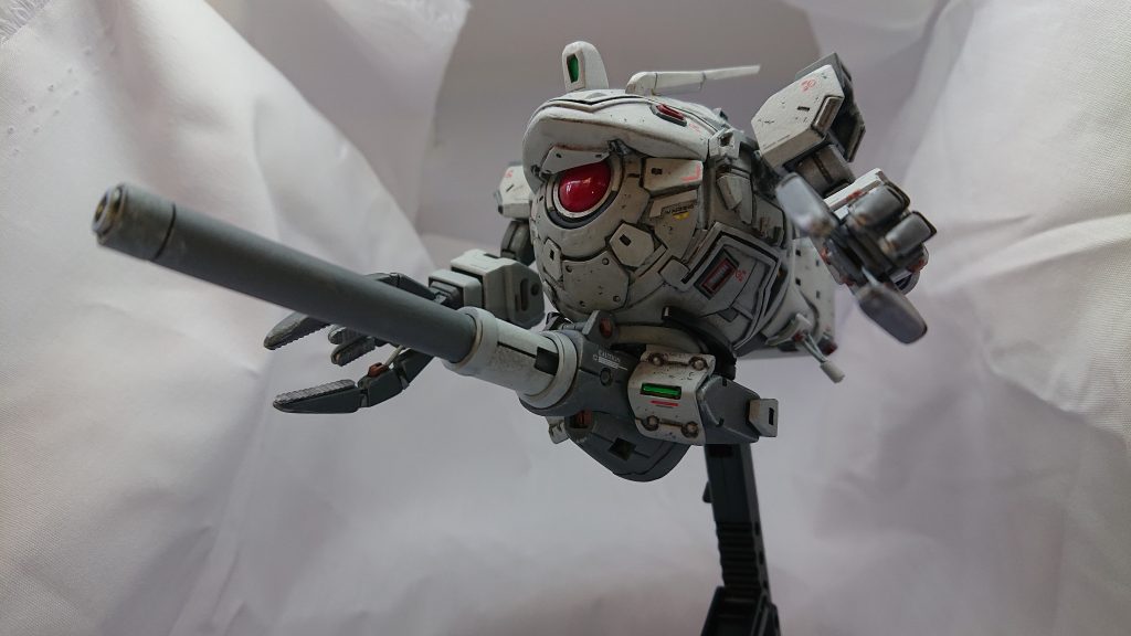 歴戦の機体という事で、ウエザリングと少々のダメージは施しました。カメラアイ?部分は手芸用のボタンで良さそうなのを見つけて使用しました。