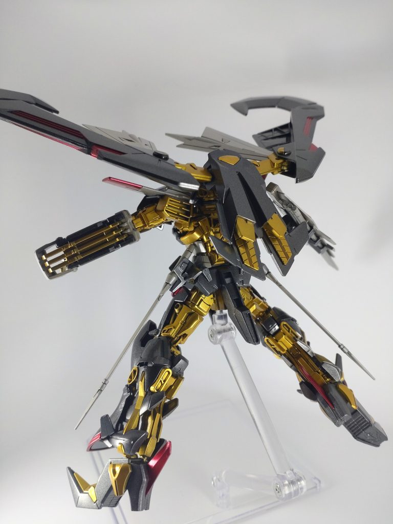 サムネ背後から。背中や太腿等、フレームむき出しのゴテゴテ感がアストレイフレームの魅力ですよね。次回制作はHGズゴックを予定しています。ご覧頂き有難う御座いました。