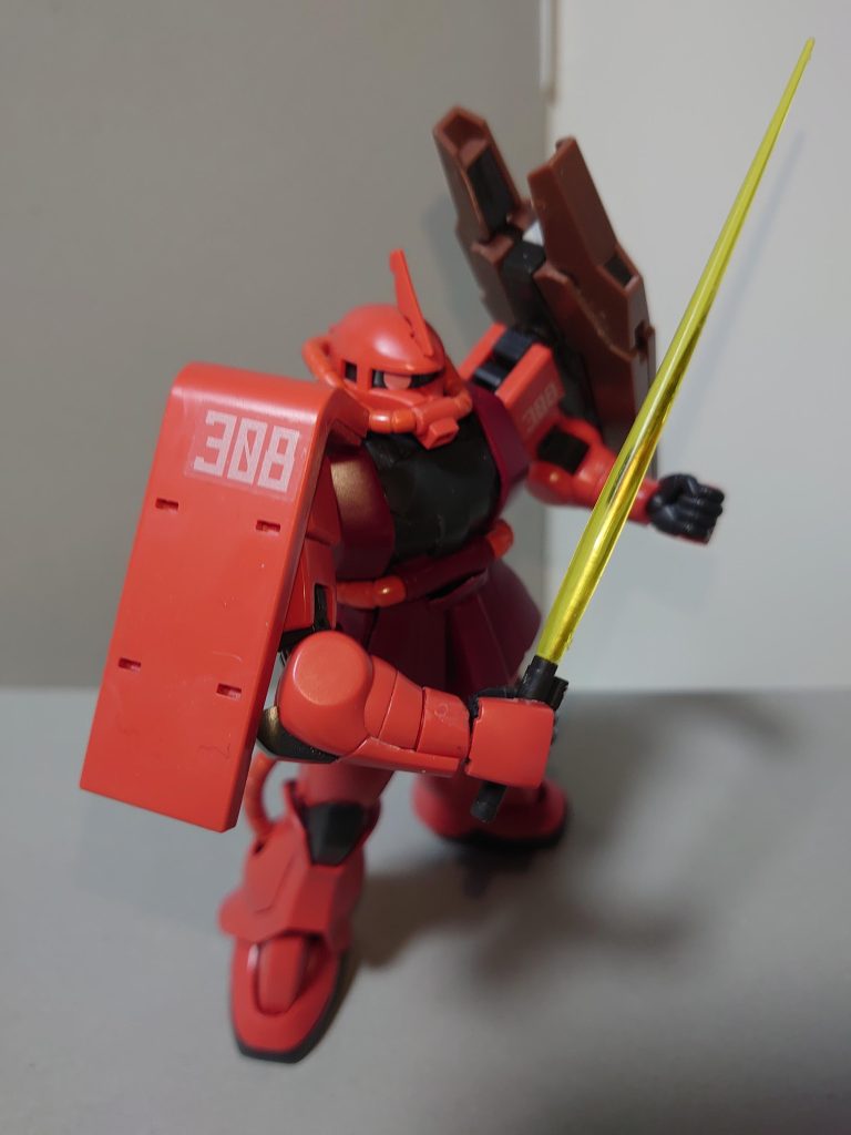 ビームサーベル設定上はシールド裏側に2本設けられている。ガンプラバトル参戦にあたり、ヒートホークのリーチの短さに不安を抱いた彩は、同じ花咲川女子学園高等部OGであるハロハピのドラムス・松原花音に相談を持ちかけた。すると花音は「シレーヌ・ド・ロゼ」制作の際に使わなかったビームサーベルのグリップを使うことを提案。そして前述のフェイズドアレイキャノンともども、花音から譲ってもらったのがこの装備である。