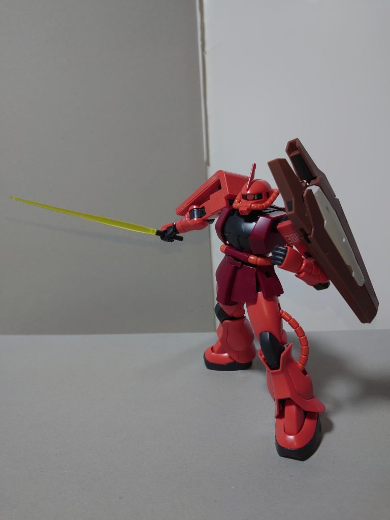 ザクII(REVIVE版)そのものは素組みです。ビームバズーカはカスタマイズキャンペーンのもの。ビームサーベルはルブリスソーンのグリップと、前回のガザCで使わなかったビーム刃。ガザCとは、お互いのグリップとビーム刃を入れ替えています。フェイズドアレイキャノンはルブリスソーンのもので、ザクIIのランナーから切り取ったプラ棒で接続しています。