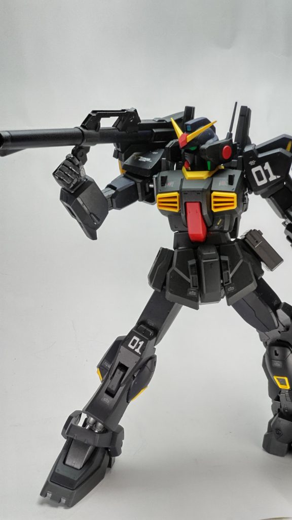 確かこのポーズ、自立させるの苦戦した記憶があります。右足浮いてますね。