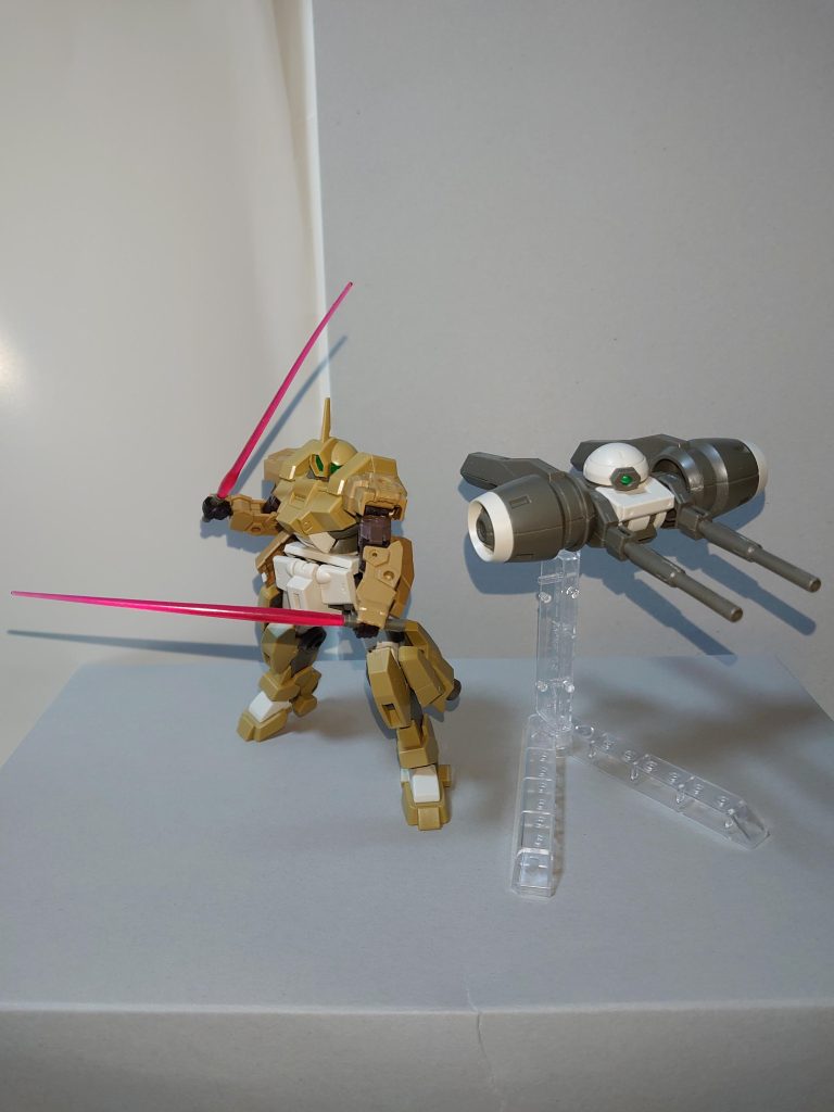 大部分はデミバーディングのままですが、腕部、腰部サイドアーマーは30MMの陸戦型アルトから。腰部を動かす際に支障をきたすことがないように、サイドアーマーの可動を二重化しています。短い方のサーベル刃はジャンクパーツから。バオリパック両側のスラスターは左右逆に取り付けました。