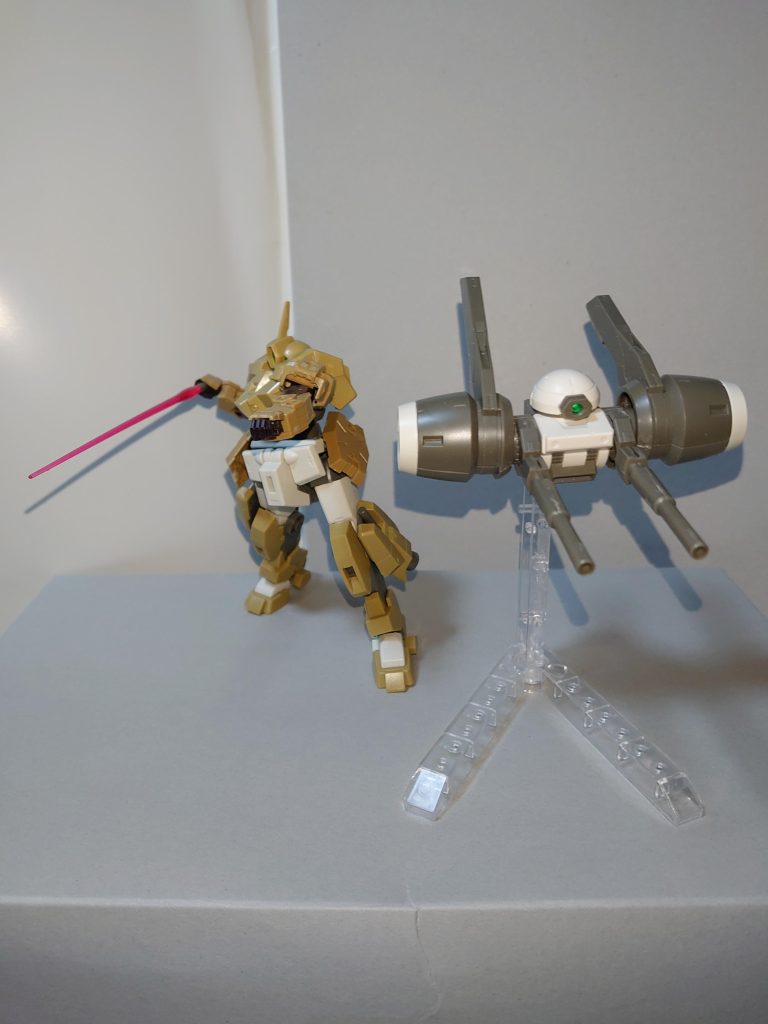 無線式バオリパック合体時にはフライトユニットを兼ね、分離時には本体とのツープラトン攻撃が可能。独立したジェネレータを持つものの、宇宙世紀のモビルポッド「ボール」用のジェネレータを使ったためか飛行時間は短く、3分が限度。         そんな装備で大丈夫か？巴「大丈夫だ、問題ない」