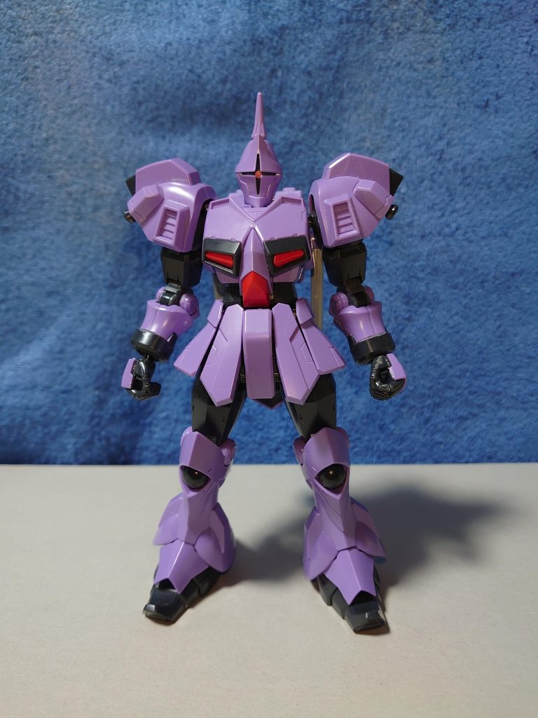 【概要】MS-15KG→MSZ-002KG / ギャンクリーガー Roseliaを率いるギター&ボーカル担当(※)・湊 友希那が、高校入学直後に制作したガンプラ。友希那にとって初めてのガンプラながらも、いきなりプレバン限定商品だったこともあり、同じRoseliaメンバー、特に氷川紗夜からは不安視されていたが、難なく作り終えた。ガンプラバトルでは初戦から負け続きだったものの、7度目の参加の際に、美竹 蘭のガンダムと組んで初勝利。(※:原作ではボーカル専任です)