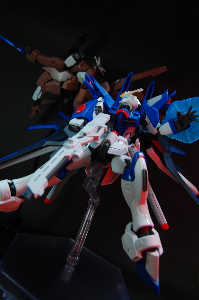 　アニメのように真上を向けるキットってほぼ存在しない印象なので、少しでもより上へと顔を向けるのはとてもありがたいです。完全に真上向いてたり、首にパースがかかるほど猛烈に首を動かしている作画は二次元の嘘なのでそもそも立体では再現不可能なんですけど、上下に動く幅が少しでも増えるのは表情付けをする意味で大きいと思います。怒ってるのか・何も言い返せずうつむいてるのか、表情筋のないガンダムにとってヒサシや目の角度・目の輝き方がなによりモノをいうので、そのニュアンスを調整しやすくなるのはでかいです。