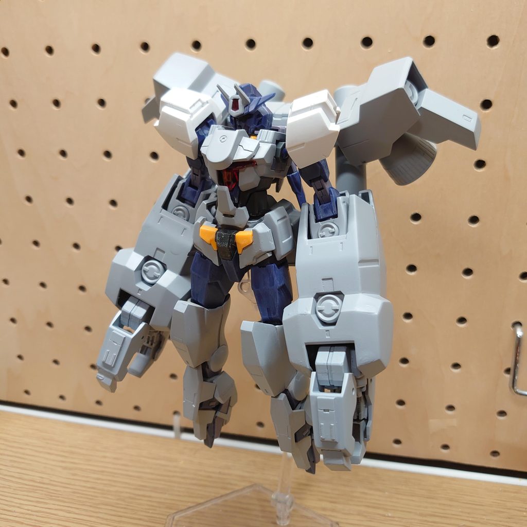 ■最終段階紆余曲折あり現在の形に。本体のシルエットは落ち着きましたが、ユニットの支援機をどうまとめようかと。特に足回りに追加パーツを付け過ぎたので、かなり取り付け方法に悩みました。