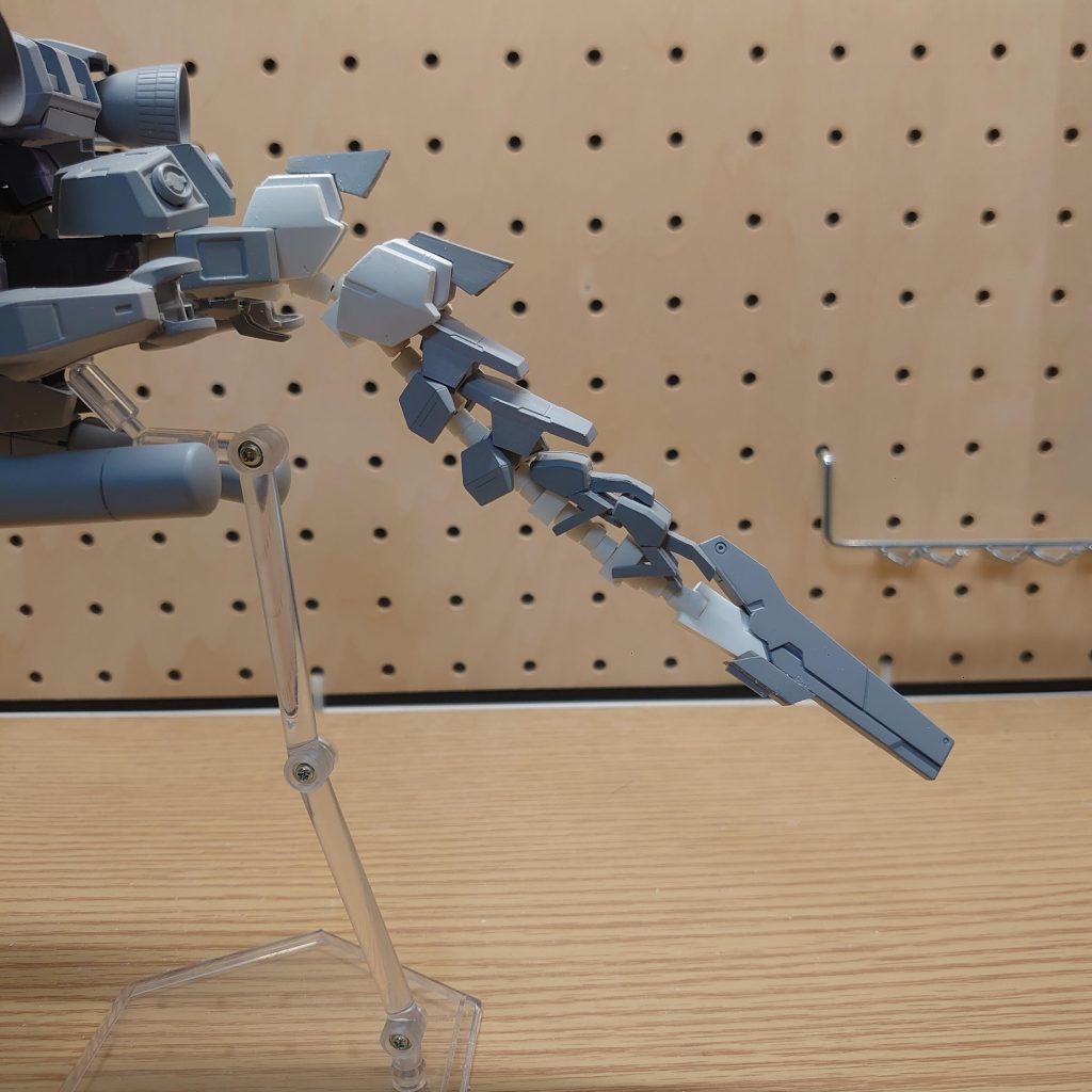 ■完成悩んだ結果、リード線に箱組みしたプラ板を取り付け尻尾にしました。根本から順に肩&脚の甲→スネ→ヒール→ライフルと。なんともやっつけ仕事な感じですが私なりにベストは尽くしました。(リード線が重さに負けてる…)ここでようやく機体名のもとになったサソリのシルエットになりました。作品としてなんとかまとめ上げれました。■あとがき今回作品投稿に至った経緯ですが、職場仲間のガンプラ造りが趣味な人の発案でした。今まで自己満の改造はしてきましたが、結局完成や塗装まで至らず作品としてきちんと作り上げる事が出来ませんでした。 しかし今回は企画から完成までを目指して共に切磋琢磨できる仲間がいたおかげで、この場で作品として投稿することが出来ました。本当に感謝です。拙い文章ですが最後までお読み頂きありがとうございました。