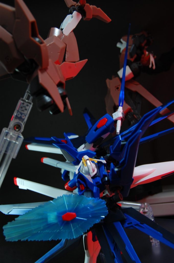 　羽は浮き輪のような位置に動かせたりでよく動かせるので、けっこう干渉を避けるように動かせる印象です（ぶつかるのも自由だけど）。羽が積層になってますが割とクリアランスは確保されてます。ただ、回転軸付近はさすがに動かしてたらいつか摩擦がかかりそうです。