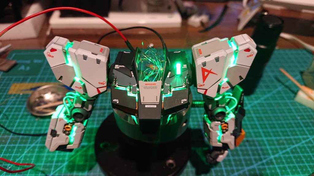 断線で心が荒み、可動が死に心が折れる。胴体の接続は不安定でファンネルを付けると途端にイナバウアーチップLEDの総数は45個電源は12ボルトACアダプターと9ボルト電池で点灯します。 