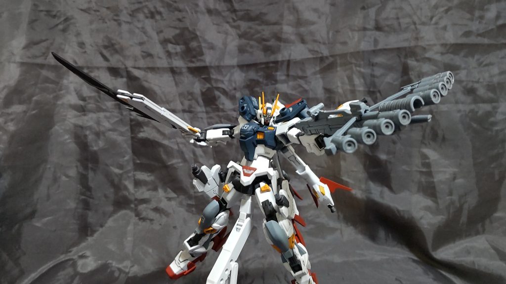 射撃兵装はピーコックスマッシャーとν[NEU]ガンダムのライフルを混ぜたものに成ります今回は自分の作品でクロスボーン・ガンダムを取り扱うのは3回目なのでX3やトビア君を意識した武装が多くありますw