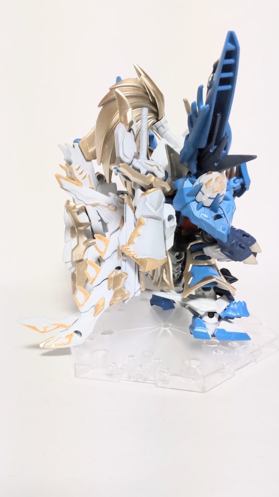 もし趙雲とシャイングラスパードラゴンが融合したら、という脳内設定です。最初は肘の可動工作の実験のつもりで考えていたんですが、妄想が膨らみすぎて気がついたらダブルオースカイがモチーフになってました(笑)機体カラーはダブルオースカイに準拠させてます。バックパックは過去作のストフリ&インジャと共通点を持たせたかったので、白✕金のみでまとめました。