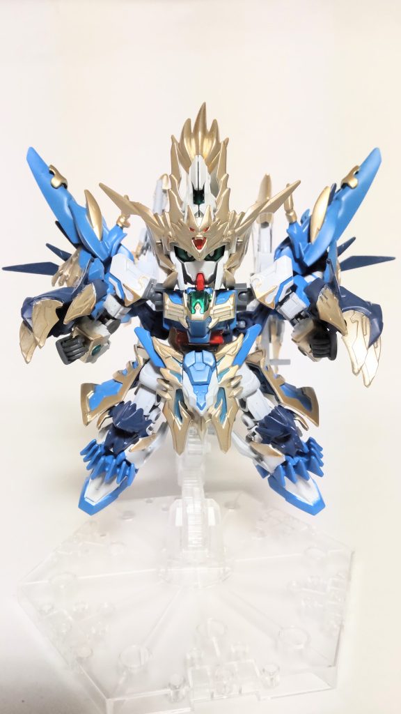 乱撃モードバックパックの重心を下げて格闘戦に特化させた形態。両腕の天龍甲が大型化する。ラッシュポジションを再現してみました。写真では見えませんが、別パーツで用意したアームを使って腰の辺りまでバックパックを下げています。