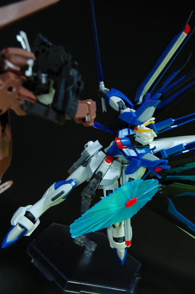 　胴体は横にそらせて、前後にも２つ可動軸があります。色々動かしても腹回りは首の薄皮一枚でクリアランスが確保されてる感じがします。少しヤスったりするのがよさそうですが、とはいえ体の中心でよく動く場所・よく見える場所なのでここは一番塗装剥げ対策に頭を悩ませることになりそうかなーと思いました。