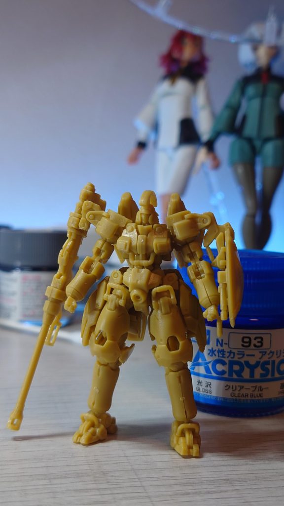小さいのにかなり精密な造形してますね。その分合わせ目が気になってきたので処理することにしました。それに伴って胴体の合わせ目消しをすると頭が取れなくなるので後ハメにしました。あと足もですね腕とバーニアは挟み込むパーツがあったので後ハメは諦めました。