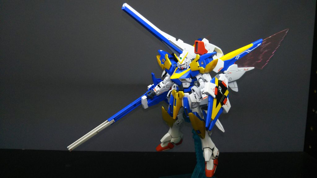 メガシールドの他に腰や膝のIフィールド発生器や、腰アーマーや膝横、背部のマイクロミサイル発射口も塗装しています。後はいつもの装甲裏に黒を塗っています。胸部排気ダクトが色塗りじゃなかった事に安堵しましたｗ