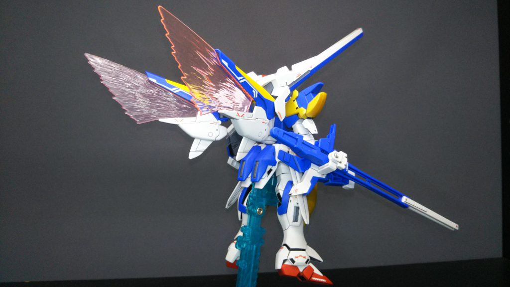 光の翼は専用の物では無く、旧1/144に付属していた物です。サイズが少し合わないので、合うようにカット加工してあります。それでも少しあっていなくて隙間が出来てしまっています。再販しないかね…