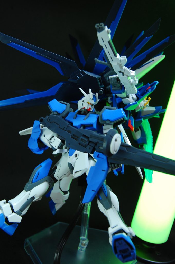 　EGストライクと。　こういうライトは画角に入れちゃってもそういう背景として成り立つ感じがしますね。色付きライトはパチ組みでもなんか少しリッチに見える、特に赤色のライトは。