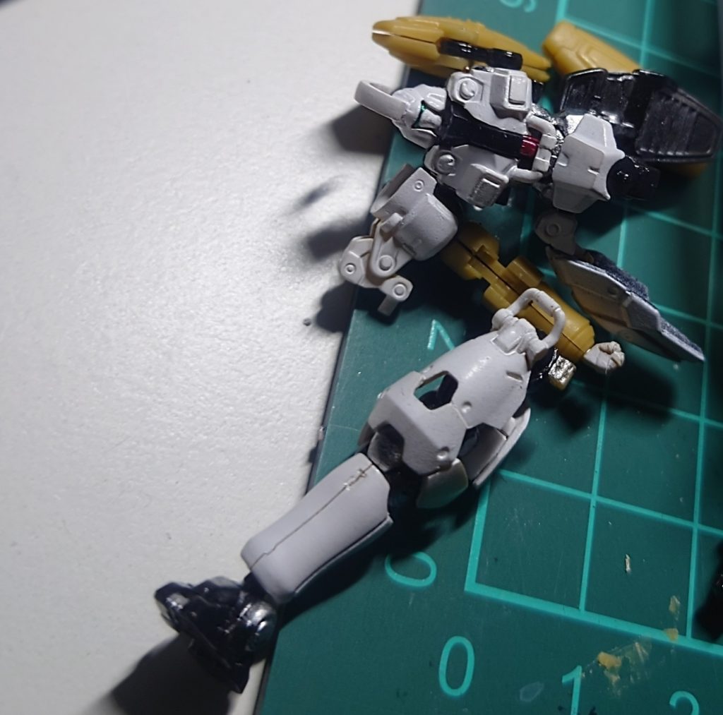 クリアランス足りなかったのか接着強度が足りなかったのかわかりませんがハメた瞬間割れちゃいました…結局組んでから合わせ目消しをすることになって仕上がりが汚くなってしまいました。