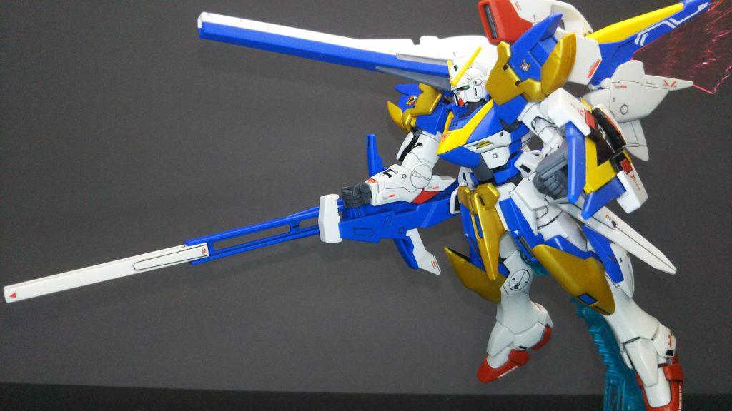 接着剤は未使用で改造箇所も無い、どノーマルな作品です。昔のNEWTYPEに掲載されたイラストみたいにハードポイントの周りに赤を塗ろうかと思いましたが、HGのサイズだとうるさくなりそうだったので、今回は見送りました。旧HG(1/100)も進めているので、そちらで再現予定です。