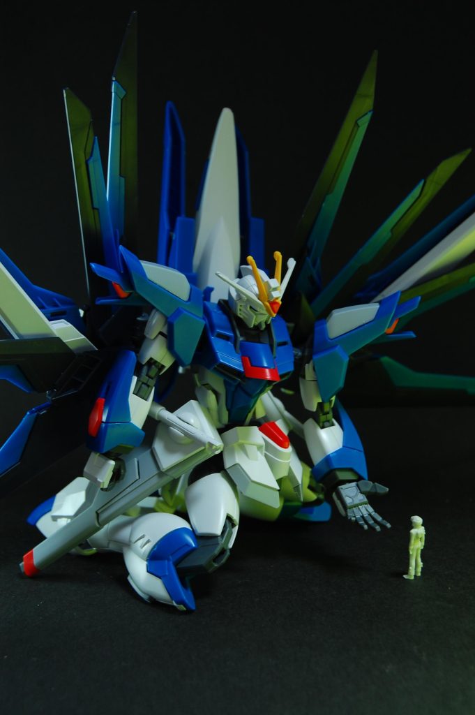 　地面に手を差し伸べるようなポーズは女の子座りでギリできるくらいです。膝立ち自体もまあ標準ってくらいで格段良いわけではないです。足首は真横までキレイに曲がって接地できますが、フリーダムに接地して戦ってる印象があまりないので今回は空中の写真を中心に撮りました。　フリーダムの羽は黄色系のライティングが合う気がしますね。無印SEEDでアスランと和解した時の夕日にあたった羽の色みたいに、ライティングで羽を青緑に見せるのも綺麗だと思います。