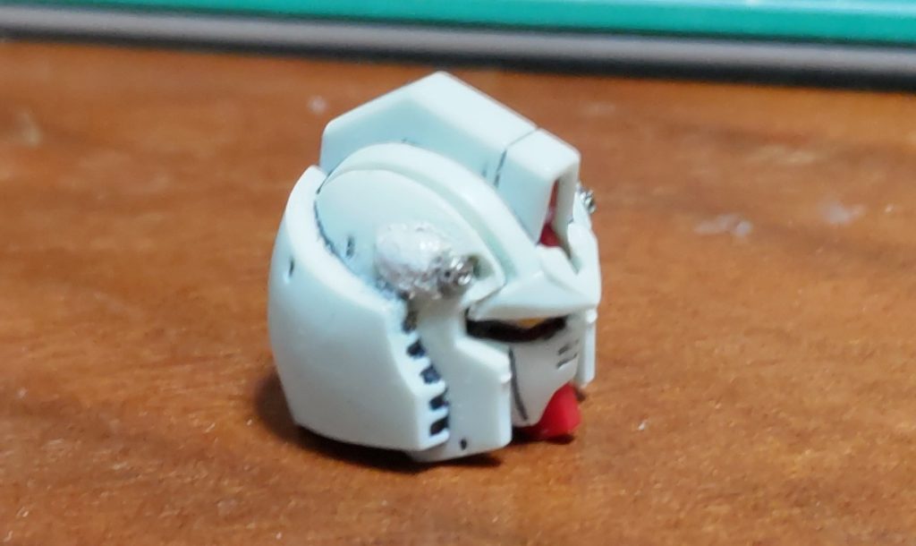 えぐりすぎたところを接着剤で埋めました。