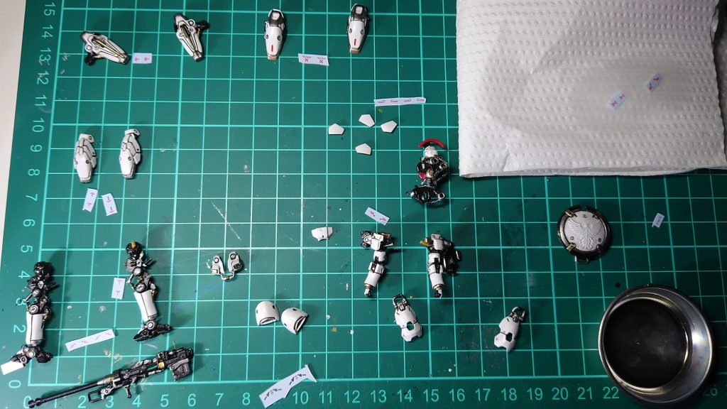 なんとなくデカール貼ろうと思ったんですが自分の手持ちじゃアーティファクトに貼れるサイズのデカールあんまり持ってない事に気づきました。そもそも造形が細かすぎて貼るスペースほとんどないですよねー