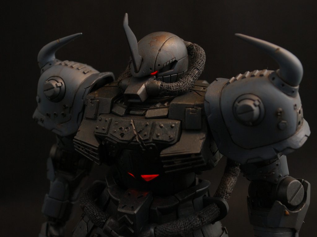 目と腹部をLEDで光らせています。