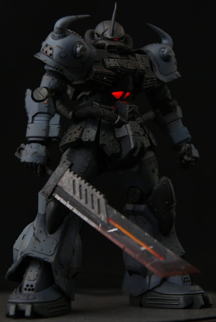 剣にはガンタンクのオイルがべったりと付いてるイメージ。よく見ると体にも返りオイルを浴びています。