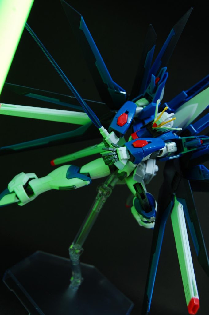 　SEEDらしいバキバキにイカリ肩にしたポーズも容易です。変形機構の都合で構造がそもそも違うHGアリオスやハルート並みに、真上まで上がります。気を付けて肩をあげれば、塗装剥げが起こるような摩擦を避けて動かせるくらいの余裕があります。