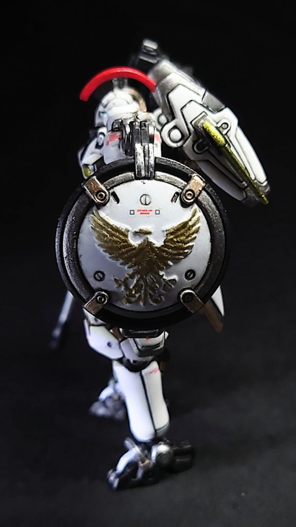 シールドは鳥の所が立体的なモールドになっていたので綿棒に塗料を含ませて優しくポンポンしました。今回ミニチュアサイズを塗ってみての感想はまだまだ筆塗りの修行が足りないな〜と思いました。この経験を次に繋げたいと思います。最後まで見てくれてありがとうございましたー