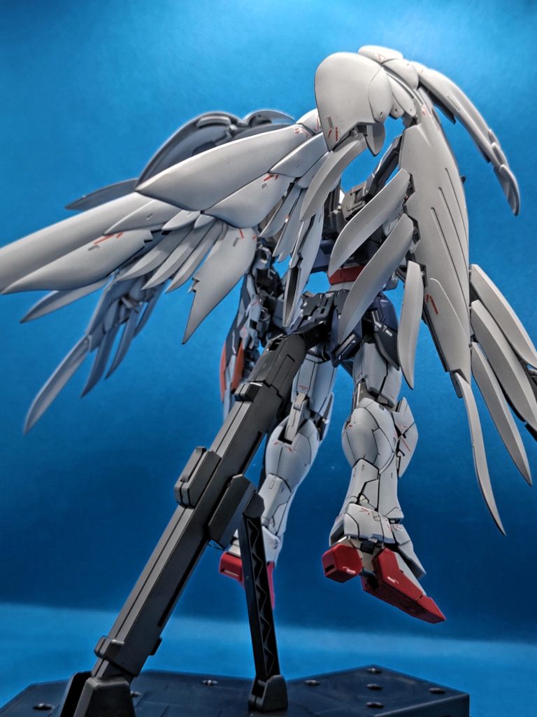 初めて制作しましたがとにかく羽がでかい、先端一枚、一枚場所が解らずけっこう苦労しましたが何とかなりました。