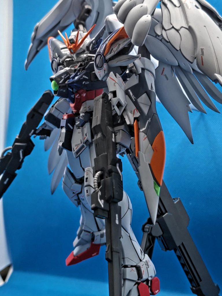 箱の色は全体的に青基調ですが、劇場版のウイングガンダムは紺を基調しているようなのでアニメ版の色に合わせ塗装しております。