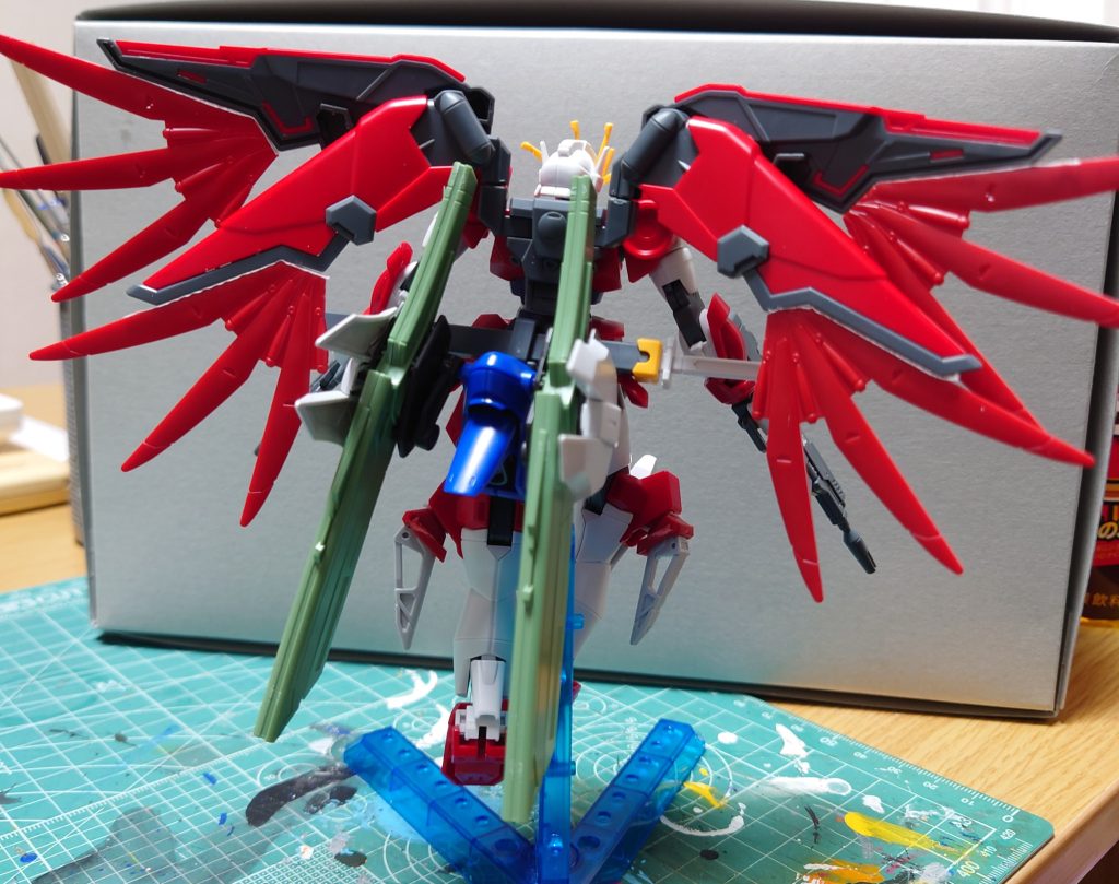 黒背景で分かりづらいんですが実は名無し砲が2門付いてます。その側面にライフルをマウント出来るようにもして遠距離武器盛り盛り