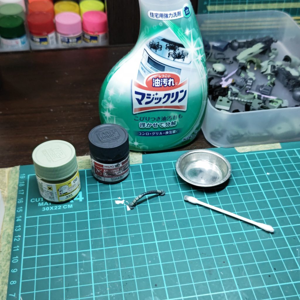 シールドやらのグレーとの塗り分けは、メインカラーをラッカーで先に塗装、その後に水性カラーで塗りマジックリンで拭き取りで塗り分けました。柔らかい動力パイプがキツかった…