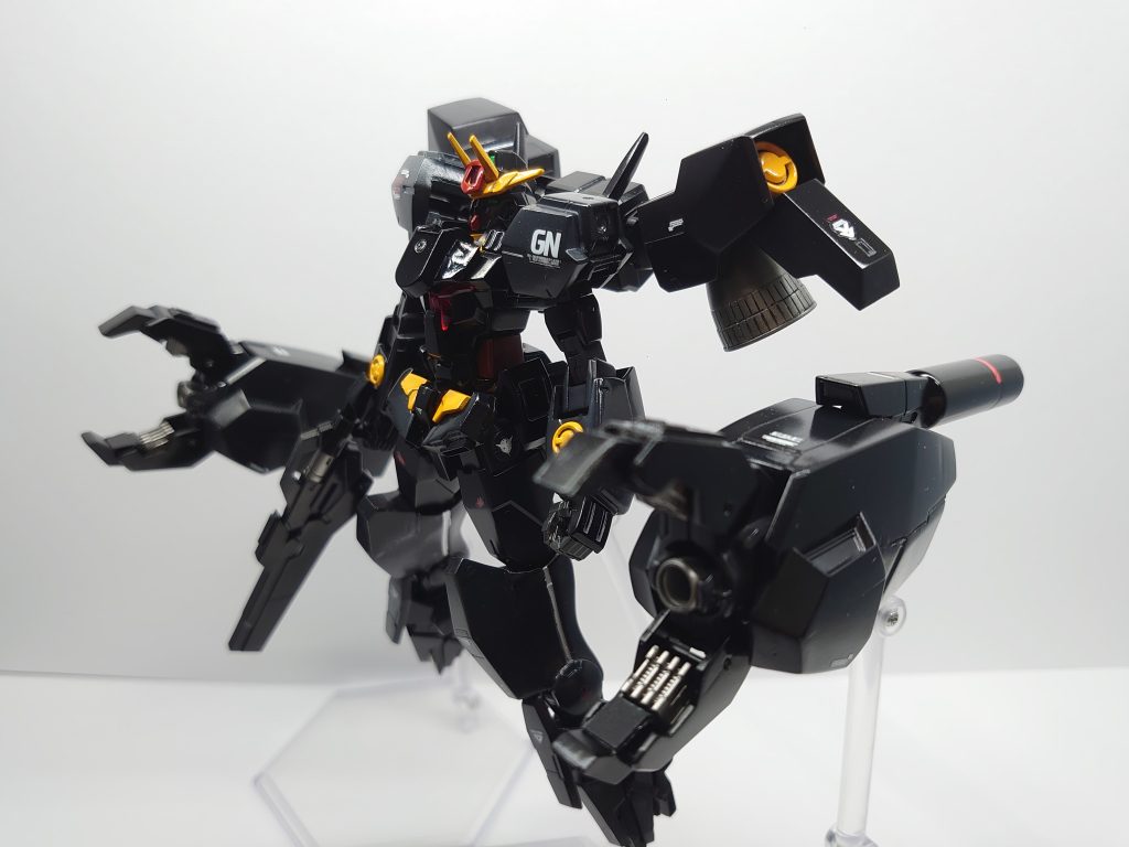 ■武装手持火器はコアスプレーガンに、延長バレルのGNビームライフル。近接武器はコアサーベル二本のみ。クローアームはラファエルガンダムと同様で大型ビーム砲を放ち、クローを用いて敵を掴む事も出来る。また、ビーム発射時に機体への負荷軽減の為に、ブースター(プロペラントタンク)を増設。独立稼働時の推進器としても活躍する。