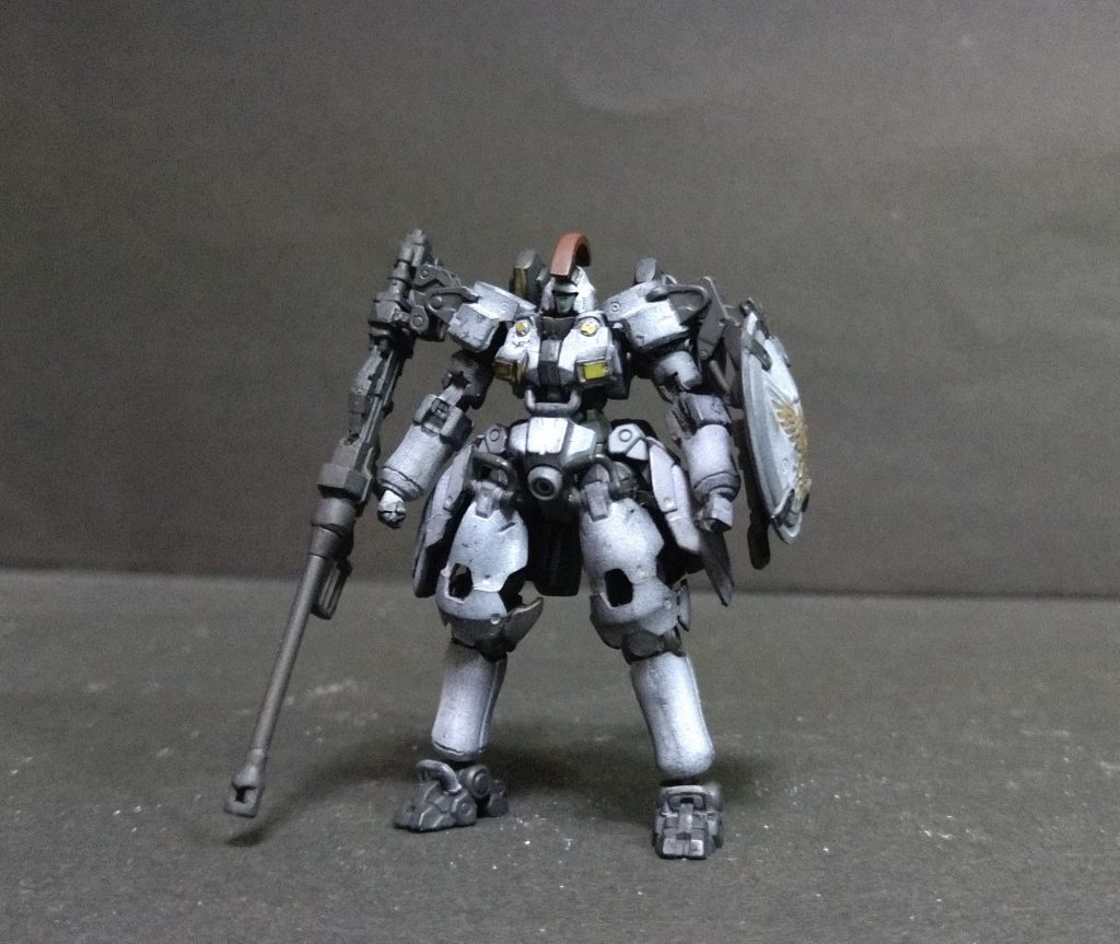 買い物のついでに見つけて本当はMARK Ⅱかザクが欲しかったんですがパラスアテネとトールギスしか無くて私でも作れそうなトールギスを購入して製作しました。